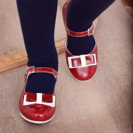 Kleine Kinderschuhe 51c Lack bordeaux+weiß lifestyle