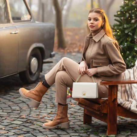 Damentasche Umhängetasche 010g beige Latte Caviar lifestyle