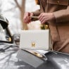 Damentasche Umhängetasche 010g beige Latte Caviar lifestyle