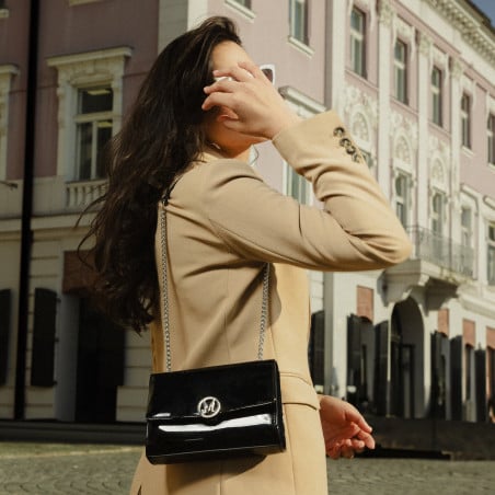 Damenschultertasche 013g 01 Lack schwarz lifestyle