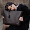 Damen-Schultertasche 034g Dunkelbraun lifestyle