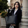 Damentasche Schultertasche 034g schwarz Safiano lifestyle