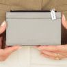 Kartenhalter 209g 01 Biz Grau lifestyle